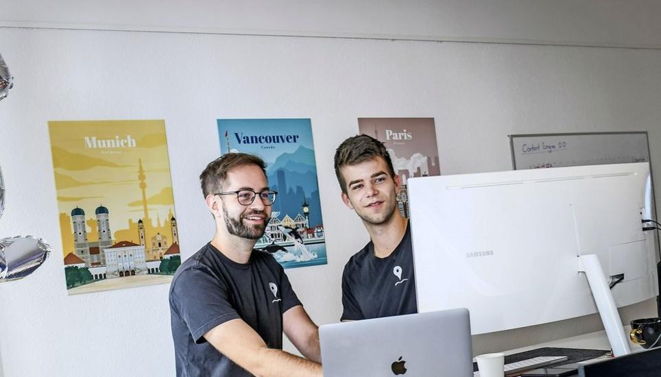 Ob München, Vancouver oder Paris – Olivier Alther (links) und Levin Germann sind mit ihrer Schnitzeljagd-App bereits rund um den Globus präsent. 110 Städte sind es aktuell, und viele weitere sollen dazukommen. Bild: Melanie Duchene