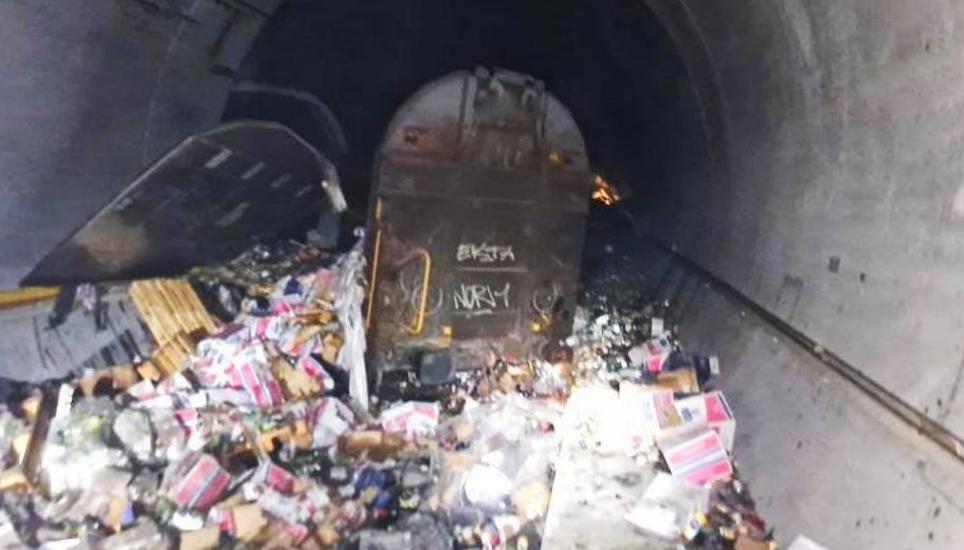 Grosser Schaden: entgleister Zug im Gotthard-Basistunnel. Screenshot: 20min/News-Scout