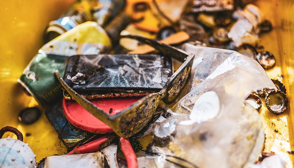 Die IWC Lehrlinge fischten am Lindli ein Handy und eine Sonnenbrille aus dem Wasser.