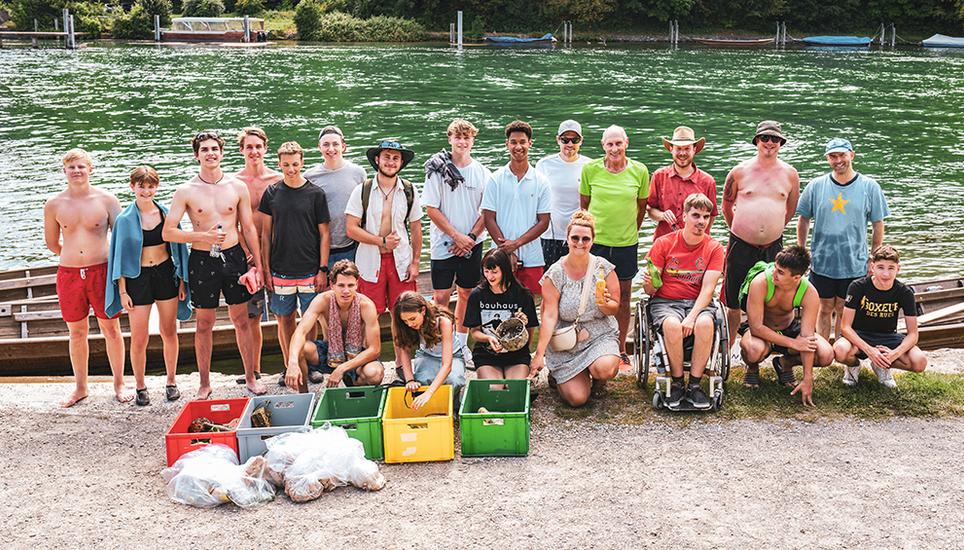 35 Mitarbeiter der IWC beteiligten sich an der Rhein-Putzaktion, grösstenteils Lehrlinge aus allen neun Lehrberufen des Uhrenherstellers.