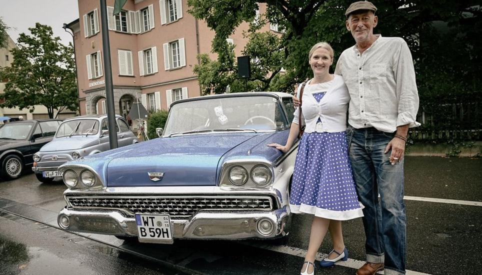 Jutta Erhart und Jürg Warda sind grosse Fans der 50er-Jahre, hier zu sehen mit ihrem Ford Fairlane Jahrgang 1959. Bilder: Michael Kessler