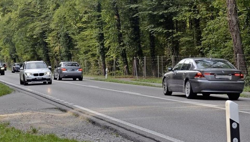 Die Schaffhauserstrasse, die Eglisau mit Bülach verbindet. Bild: Alexander Joho