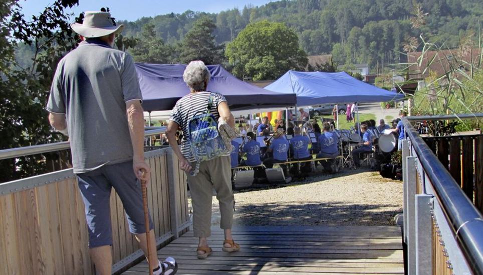 Die neu eingeweihte Ramser Biberbrücke verbindet den Ortsteil «Vor der Brugg» mit dem Dorfkern. Bilder: Ernst Hunkeler