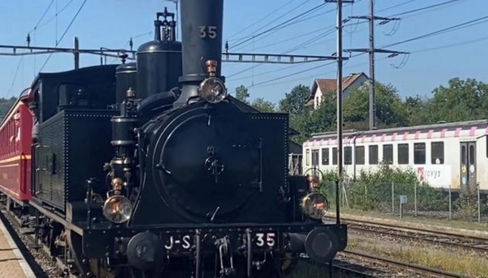 Am Sonntag konnten Bahnbegeisterte und Ausflugsfreudige zwischen Etzwilen und Singen mit einer Dampflokomotive aus dem Jahr 1891 mitfahren. Bild: Radio Munot