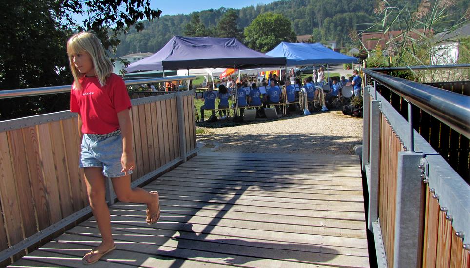 Den Kindern erspart die neue Brücke einen gefährlichen Schulweg. Im Hintergrund das Festgelände.