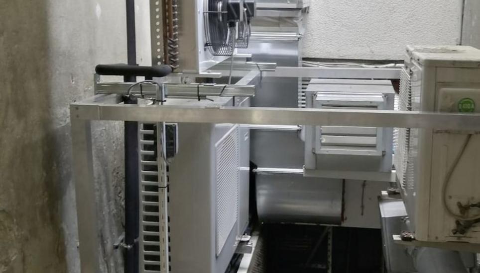 Dieses Gerät könnte als Ursache für die Geräusche und Vibrationen in Frage kommen. Es war bis vor wenigen Wochen noch direkt an der Hauswand links befestigt. Bild: zvg