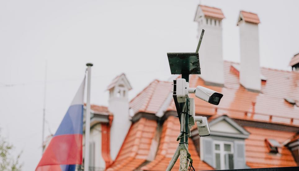 Überwacht: Der Sitz der russischen Botschaft in Bern. Bild: Valentin Hehli
