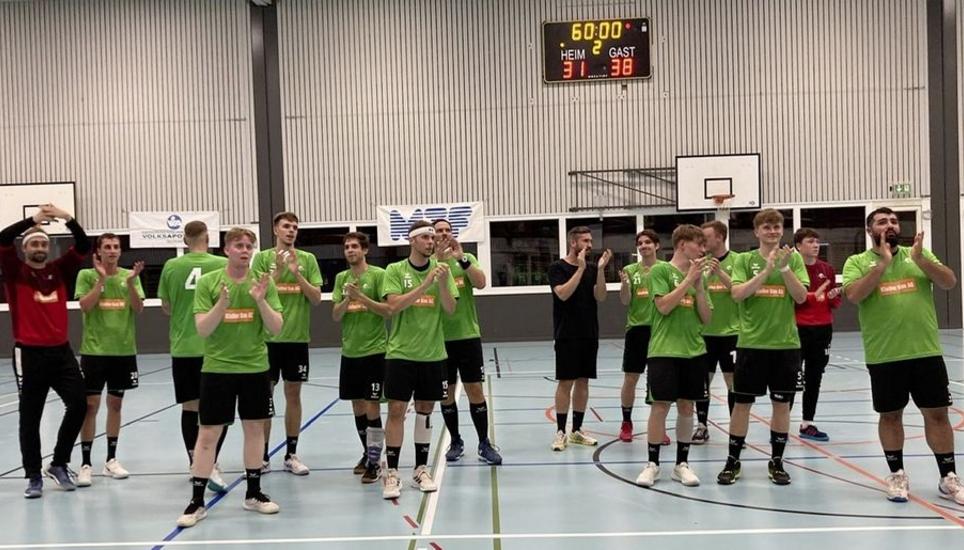 Trotz der Niederlage gegen Favorit Stans und dem damit verbundenen Cup-Out liess sich die Mannschaft von Pfader Neuhausen von den Fans zu Recht feiern. Bild: zVg