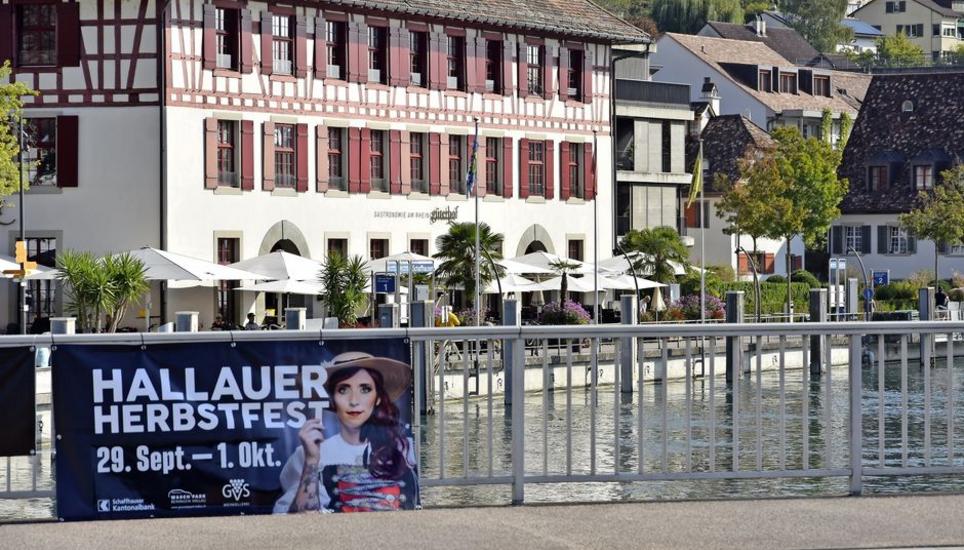 Auch in Schaffhausen hängen bereits die neuen Werbeblachen: In zwei Wochen startet das Hallauer Herbstfest, neu mit der Gastgemeinde Flurlingen. Bild: Jurga Wüger