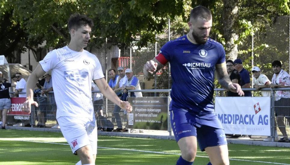 Lukas Zwahlen (l.) im Duell mit Thalwil-Captain Aislan. Der SVS-Stürmer sorgte für die zwischenzeitliche Führung. Bild: Pascal Oesch