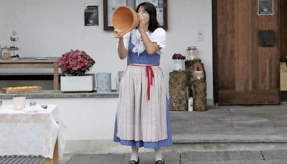 Toggenburger Klänge zum eidgenössischen Bettag: Sonja Lieberherr aus Ebnat-Kappel blies am Sonntag in Truttikon den Alpsegen fürs Weinland. Bild: Mirza Hodel