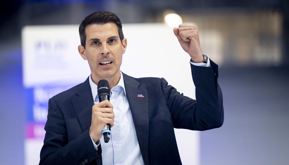Fürchtet sich nicht vor der Mitte-Partei und ihren Umfragewerten: FDP-Präsident Thierry Burkart. Bild: KEYSTONE