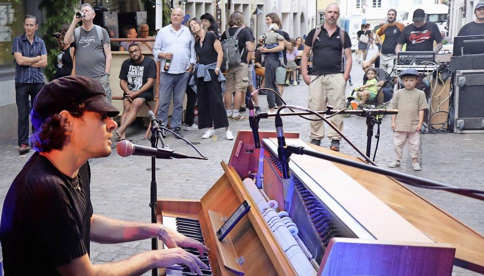Amon Rether alias Cinntamoniak besingt die Gasse auf Schweizerdeutsch, Französisch und Spanisch. Bilder: Dominic Caviezel