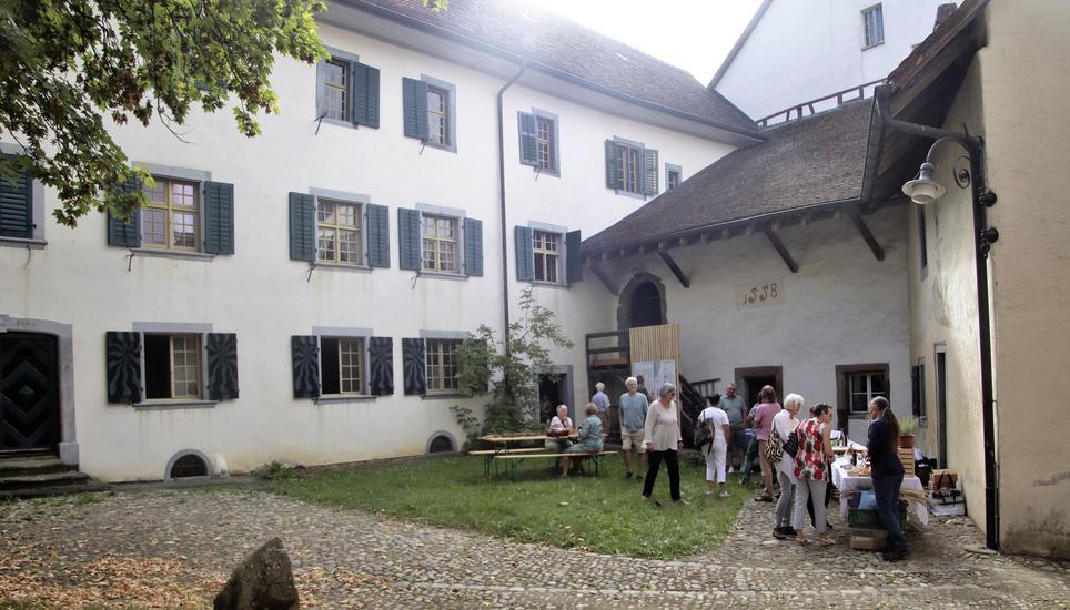 Im schmucken Innenhof liess sich die Bevölkerung über das Projekt informieren. Bild: Roland Müller