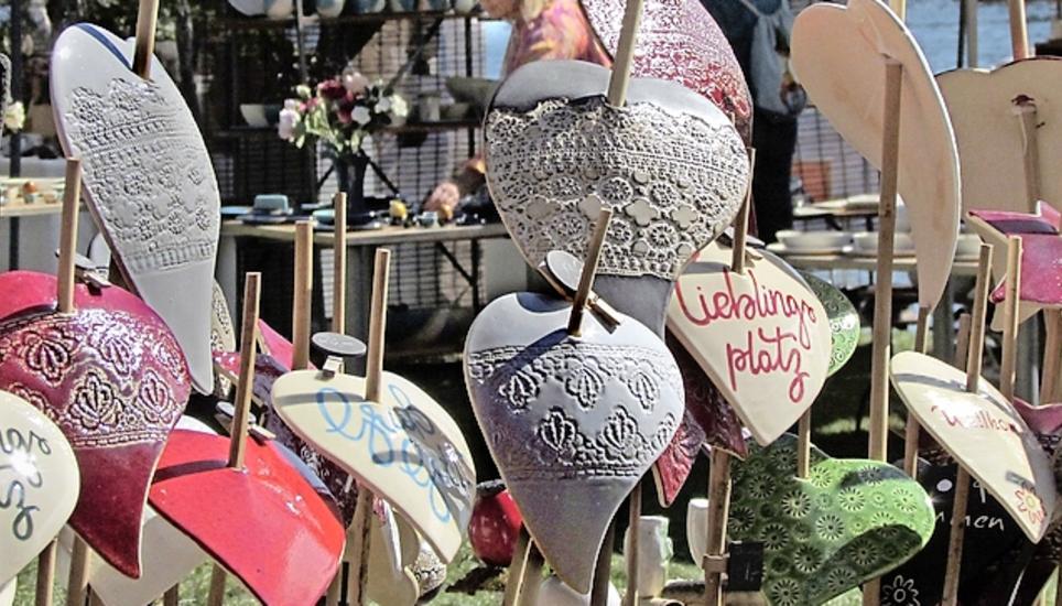 Von Geschirr über Nippes bis zu Stelen bot der Gailinger Markt alles aus Keramik. Bild: Ernst Hunkeler