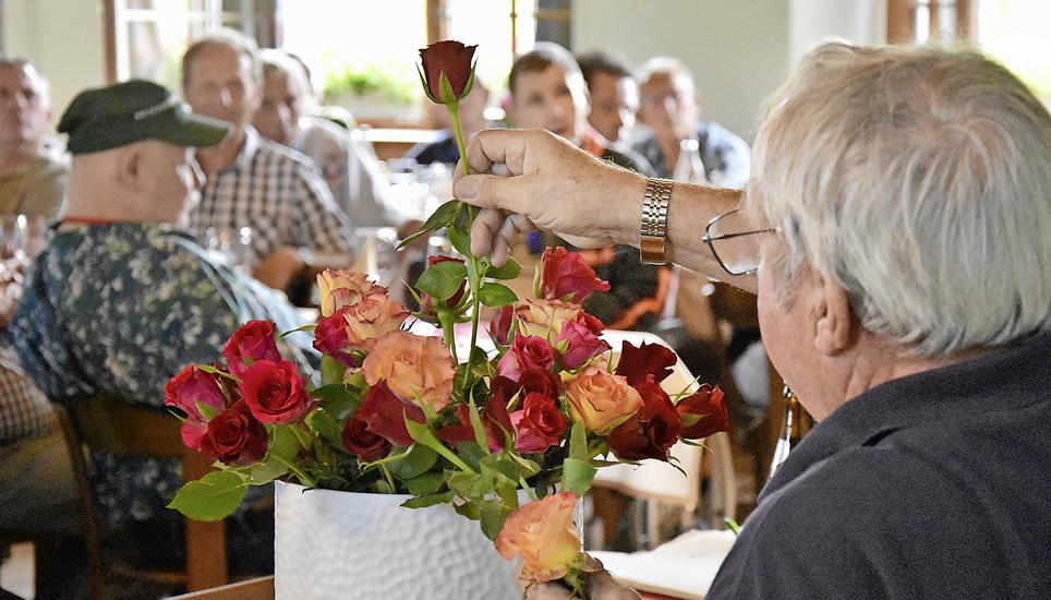Für jeden verstorbenen Mitarbeiter wird eine Rose eingestellt. Bild: Annina Schmuki