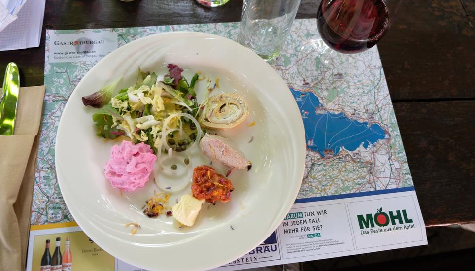 Eine wahre Delikatesse: Auf einem auch farblich ansprechenden Teller gab es Frischkäse-Roulade, Rindstartar, Randenmousse, Leber- Le Parfait und ein erfrischendes Salatbouquet zu verspeisen.