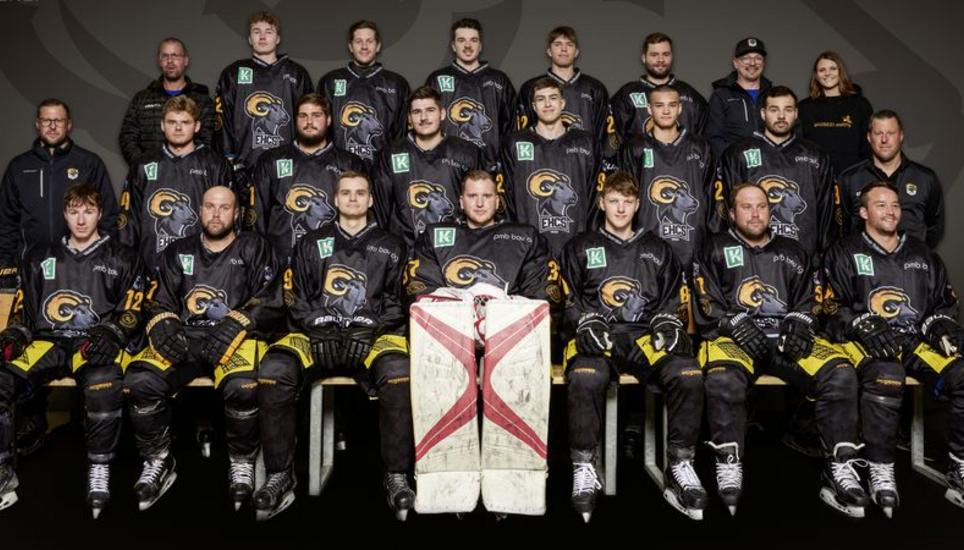 Die 1. Mannschaft des EHC Schaffhausen ist bereit für den Neuanfang nach dem Abstieg in die 3. Liga. Trainer Michael Kundert (mittlere Reihe, Erster v.l.) nennt nach dem Kader-Umbruch einen Zeithorizont von zwei oder drei Jahren, um möglicherweise wieder aufzusteigen. Bild: zVg/EHC Schaffhausen