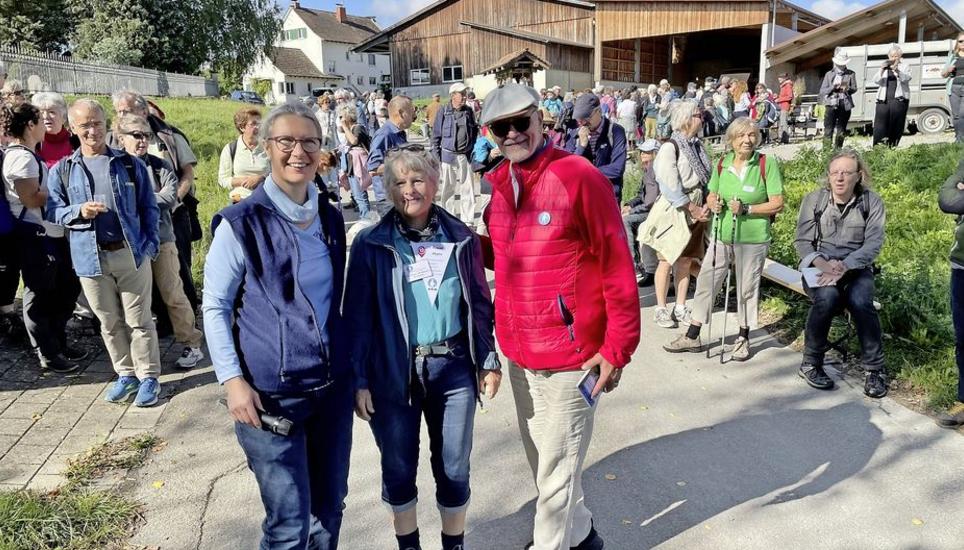 150 Wanderer folgen den Spuren der Hugenotten und Waldenser in Barzheim ...