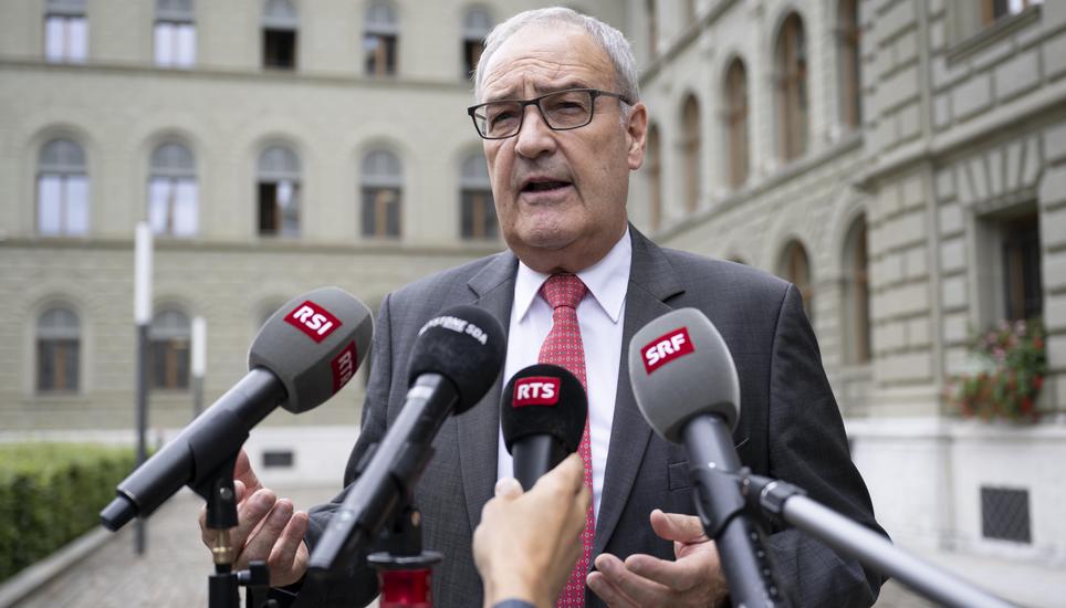 Verkündet Guy Parmelin am Freitag nach acht Jahren seinen Rücktritt? Im Bundeshaus gibt es Gerüchte dazu. Bild: KEYSTONE