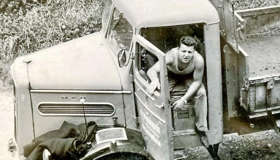 Solche Oberarme gibts nur ohne Servolenkung und Automat: Ein undatiertes Bild aus dem Familienarchiv.
