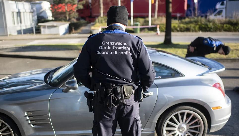 Zuletzt ein rarer Anblick, aber derzeit wieder öfter zu sehen: Beamte der Grenzwache kontrollieren ein Fahrzeug am Zollamt Thayngen. Hier ein Archivbild aus dem Jahr 2020, während der Corona-Krise. Bild: Ennio Leanza / Keystone