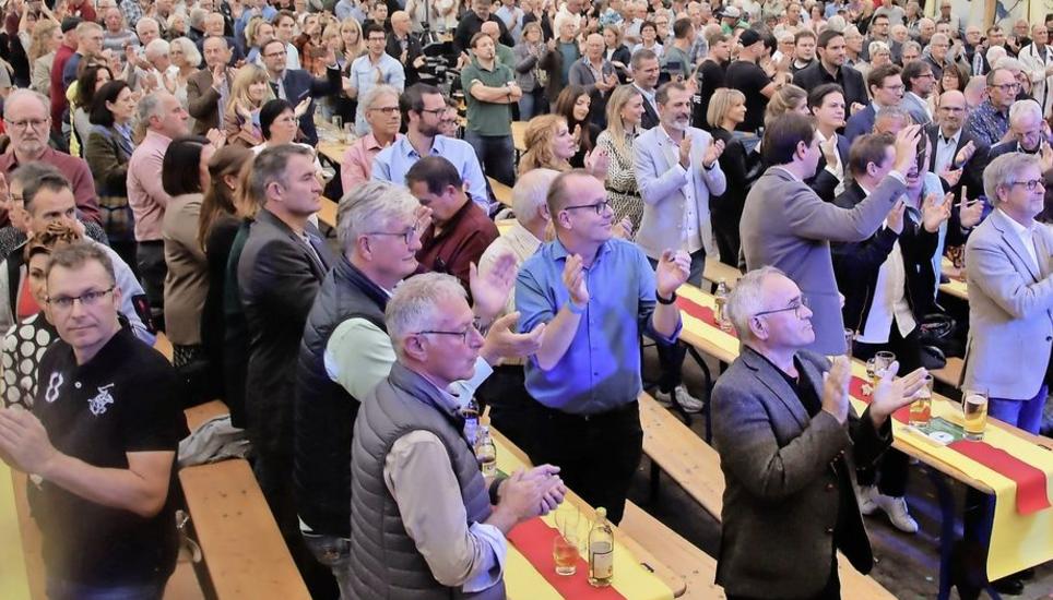 Einmal mehr war das Festzelt an der politischen Kundgebung in Tengen voll besetzt. Bild: Roland Müller
