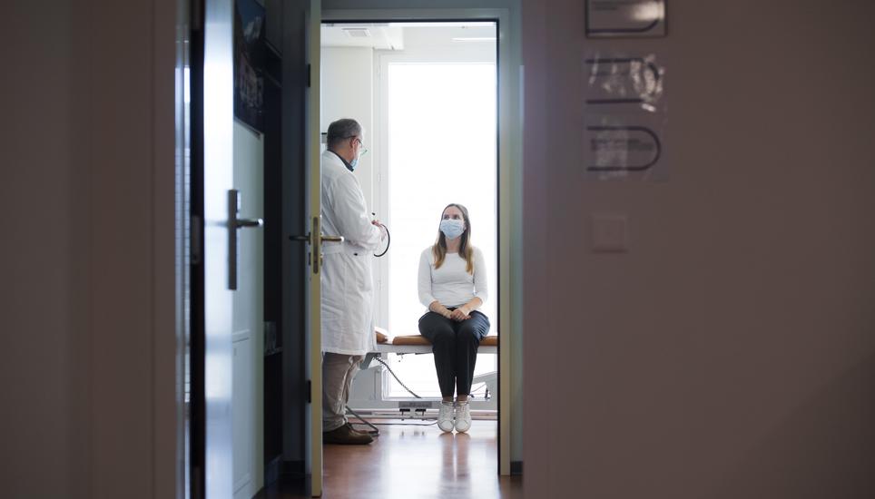 Ein Arzt untersucht eine Patientin. Wie viel er für die Untersuchung verrechnen darf, ist via Tarmed geregelt. Bild: Keystone