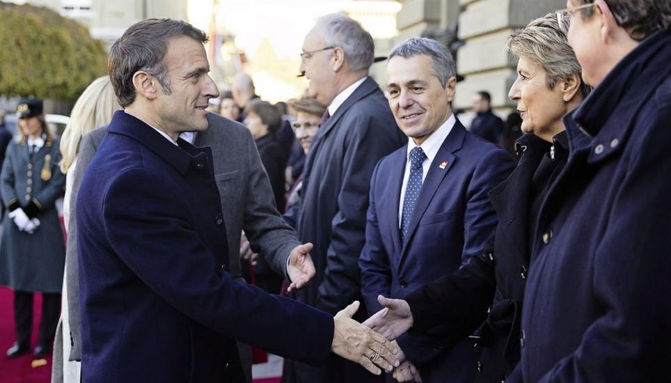 Emmanuel Macron begrüsst die Mitglieder des Bundesrates: Guy Parmelin, Ignazio Cassis, Karin Keller-Sutter und Albert Rösti (v. l.). Bild: Key