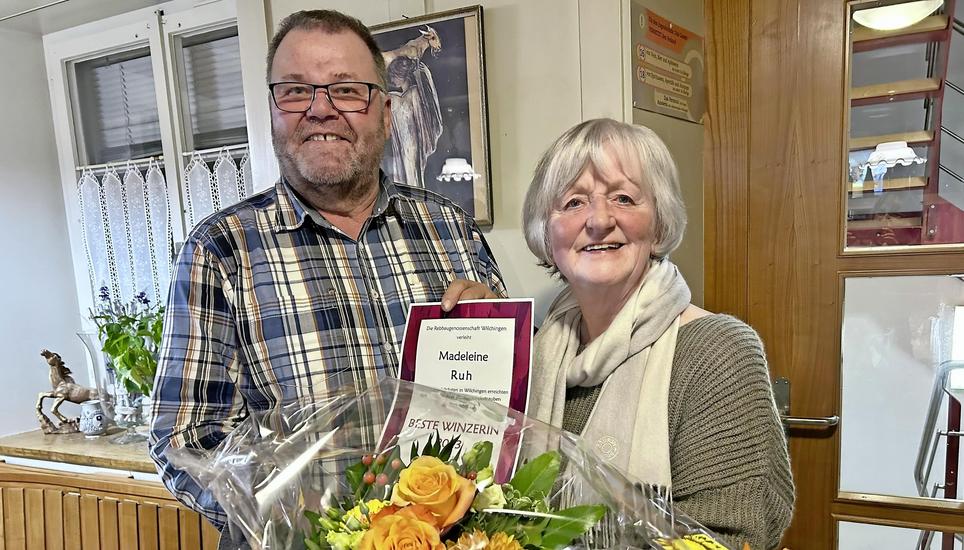 Christophe Külling gratuliert der Winzerin Madeleine Ruh-Hedinger zu ihrer Leistung. Bild: Beatrix Bächtold