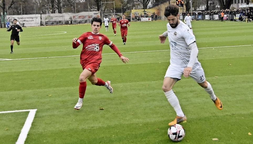 SVS-Aussenverteidiger Damian Schmid (rechts) zieht gefährlich vors Tor.