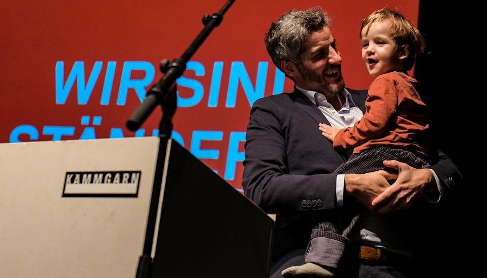 Der frisch gewählte Ständerat Simon Stocker mit Sohn Theo. Bild: Melanie Duchene