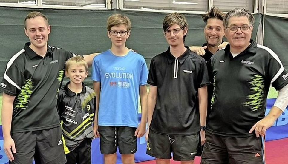 Der TTC Neuhausen IV und Gegner Schlatt nach dem Spiel. Bild: zVg
