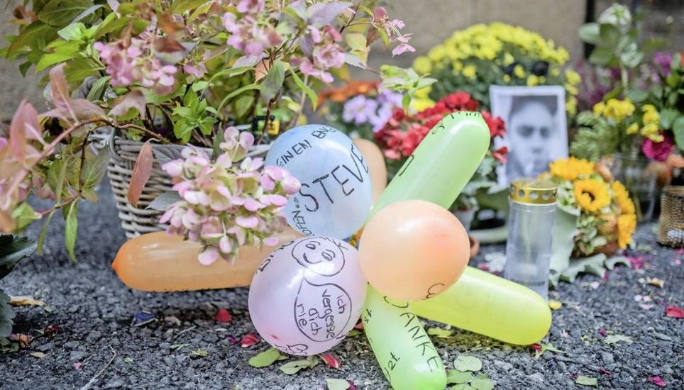 Blumen, Nachrichten und Kerzen an dem Ort an dem ein junger Mann erstochen wurde, am Donnerstag, 19 Oktober 2023. (Melanie Duchene / Schaffhauser Nachrichten)