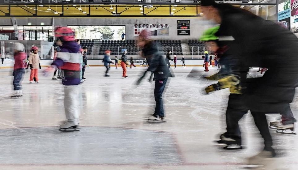 Waehrend den Schulferien koennen Kinder auf der KSS Eisbahn einen Schlittschuh Kurs machen, am Mittwoch, 09. Februar, 2022. (Melanie Duchene / Schaffhauser Nachrichten)