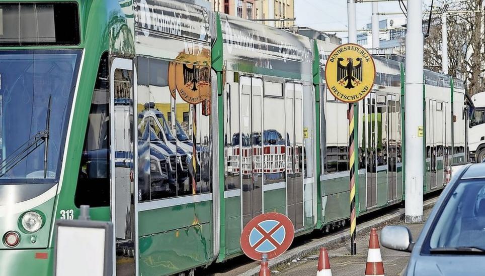 Die deutsche Bundespolizei kontrolliert alle Trams der Linie 8, welche bei Weil am Rhein ??????????????????ber die Grenze fahren, um Migranten am Grenz???????
