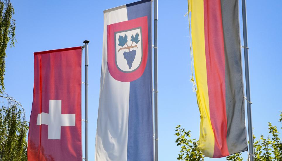 Schweizer, Buesinger und Deutschland Flagge, fotografiert zu 250 Jahre Buesingen, am Mittwoch, 8. Juli 2020.  (Melanie Duchene / Schaffhauser Nachrichten)