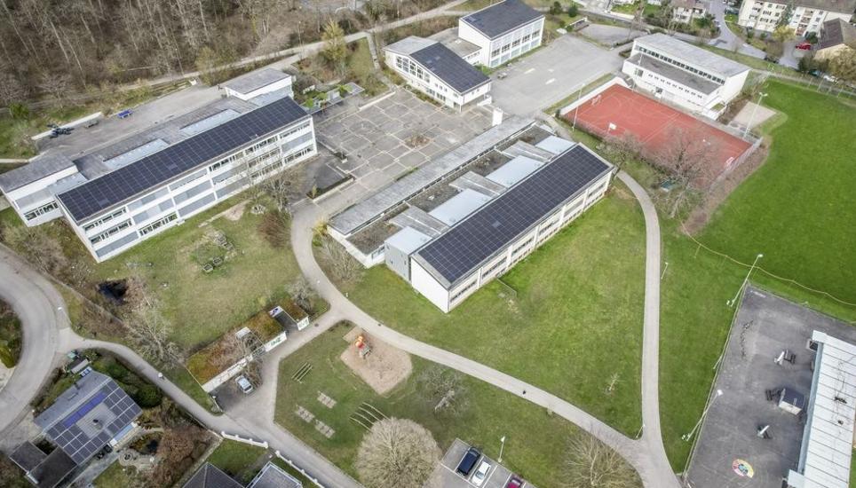 Drohnenbild Schulhaus Gemeindewiesen Areal, am Dienstag, 27. Februar, 2024 (Melanie Duchene / Schaffhauser Nachrichten)