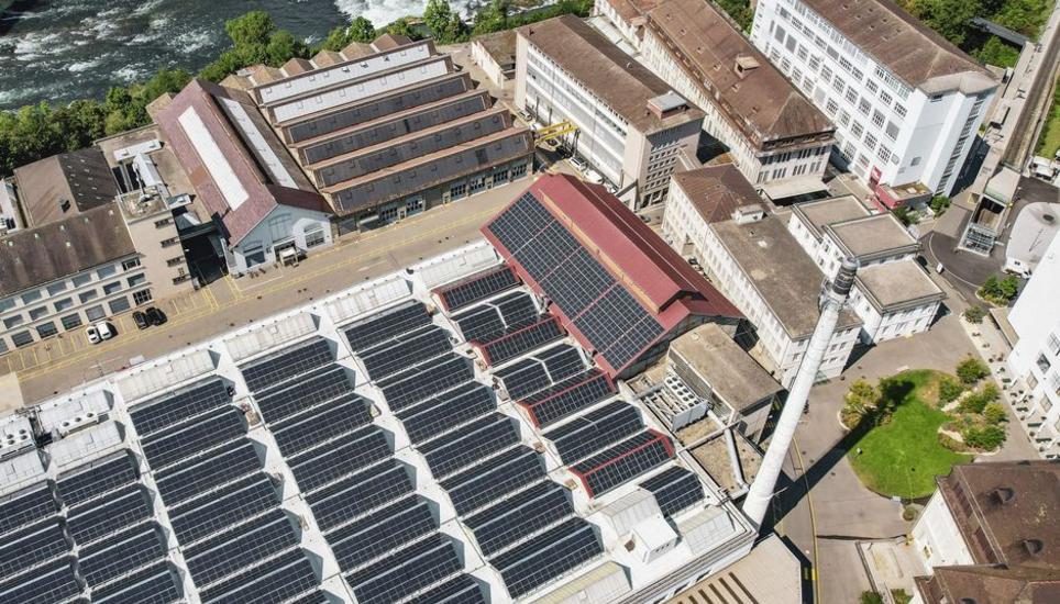 Drohenaufnahme von der Photovoltaik Anlage auf dem sig Areal Umgebung Neuhausen, am Montag, 14. August 2023. (Melanie Duchene / Schaffhauser Nachrichten)