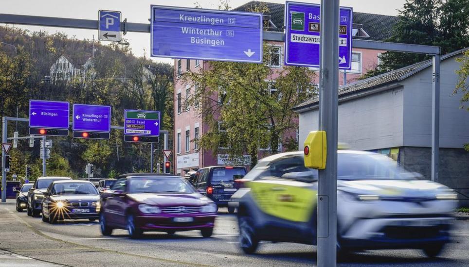 Grosser Verkehr mit Auto und Velo an der Bachstrasse wo eine 30 er Zone entstehen soll, am Mittwoch, 16. November, 2022. (Melanie Duchene / Schaffhauser Nachrichten)