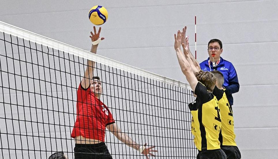 Jonas Bolli (VBG, l.) will mit einer Finte den VBC-Block überwinden. Bild: Marianne Räss
