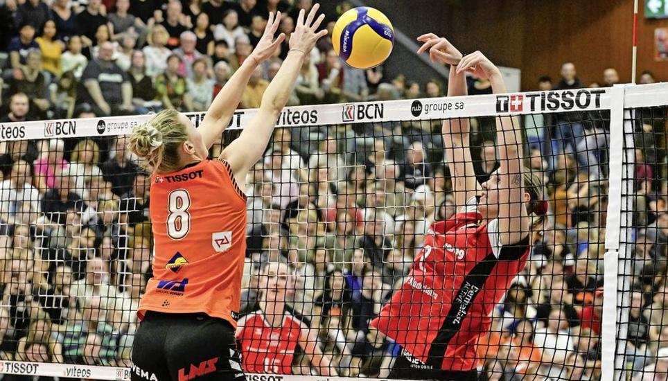 Duell am Netz: Korina Perkovac (r.) und Méline Pierret. Duell am Netz: Korina Perkovac (r.) und Méline Pierret. Bild: Reinhard Standke Volleyball, NLA 2024/2025. Playoff-Finals: Neuenburg UC - VC Kanti 3:1, Neuenburg, 13.04.2025 ￯﾿ᆵ￯ᄒ﾿ï¿