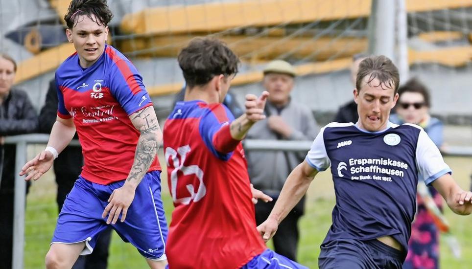Leader Beringen (rot) siegte knapp mit 2:1 gegen Ellikon/Marthalen. Leader Beringen (rot) siegte knapp mit 2:1 gegen Ellikon/Marthalen. Bild: Davide Mühlebach