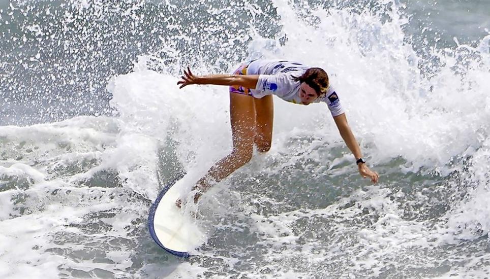 Nadia Ritzmann stürzt sich in Costa Rica in die Wellen. Bild: zVg