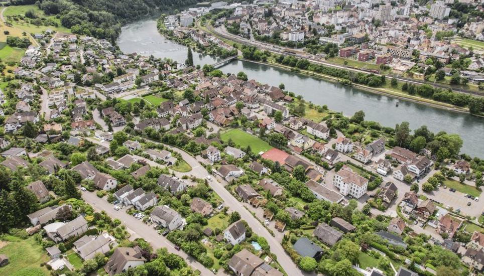 Drohenbild Flurlingen und teil Neuhausen, rechts, am Donnerstag, 05. Juni 2025. (Melanie Duchene / Schaffhauser Nachrichten)