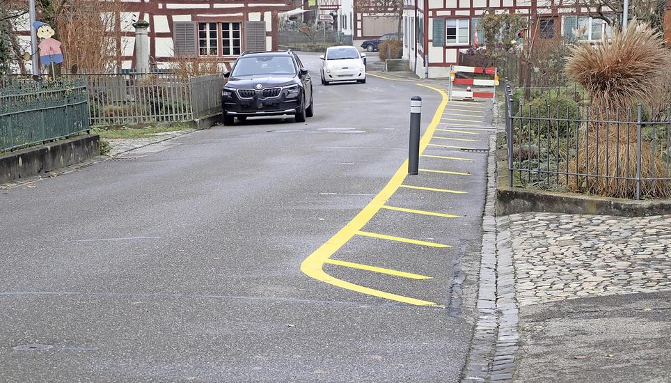Das erst vor Kurzem gestartete Versuchsmodell mit einer neuen Strassenraumgestaltung und Verkehrsführung an der Marthaler Oberdorfstrasse stiess auf breite Kritik, weil abgestellte Autos zusammen mit den neu angebrachten Pfählen die Verkehrssituation noch verschärfen. Bilder: Roland Müller