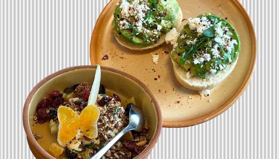 Eine Brunch-Auswahl: Weiches Fladenbrot mit Avocado und Feta sowie ein Granola mit Früchten.