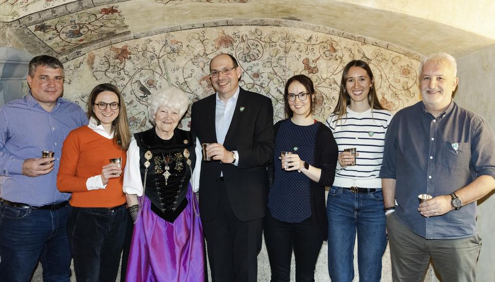 Neu in der Zunft zum Kleeblatt: Roman Suter, Evelyne Sulger Büel, Josy Graf (Ehrenzünfterin), Roman Sigg und Sabrina Schmid. Neu im Vorstand: Zunftschreiberin Julia Schmid und Stubenmeister Andy Schmid (v. l.). Bild zVg / Werner Schmid