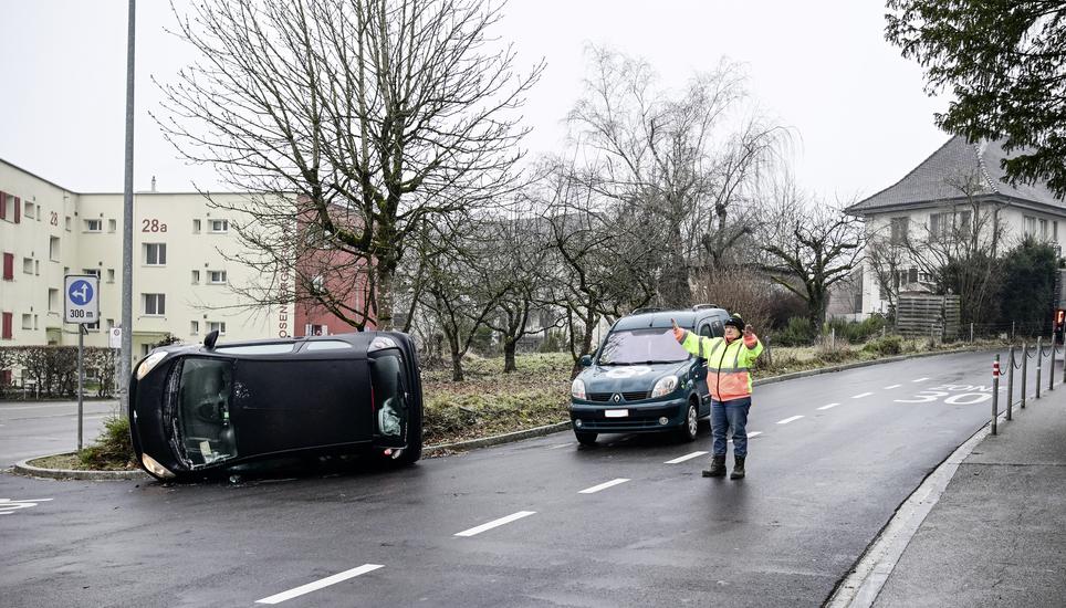 Glatteis sorgte im Kanton Schaffhausen für zahlreiche Unfälle. Bild: Melanie Duchene Glatteis hï¿ï¾¤lt an diesem Morgen ganz Schaffhausen und Umgebung auf Trab, Chaos auf den Strasse und bei den Fussgï¿ï¾¤ngern, ein ungekipptes Fahrzeug in Neuhausen, wegen Glatteis ist die Engestrasse gesperrt, amDienstag, 14. Januar 2025.
