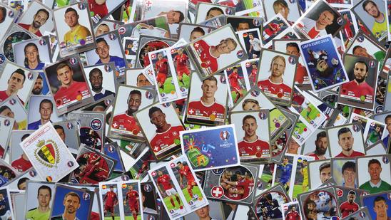 Bild: http://www.watson.ch/Sport/Fussball/145061370-Ab-morgen-gibt%27s-Panini-Bildli-f%C3%BCr-die-Euro-2016-%E2%80%93-wir-haben-